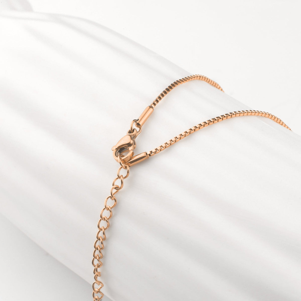Modern Name Necklace in rose gold tone