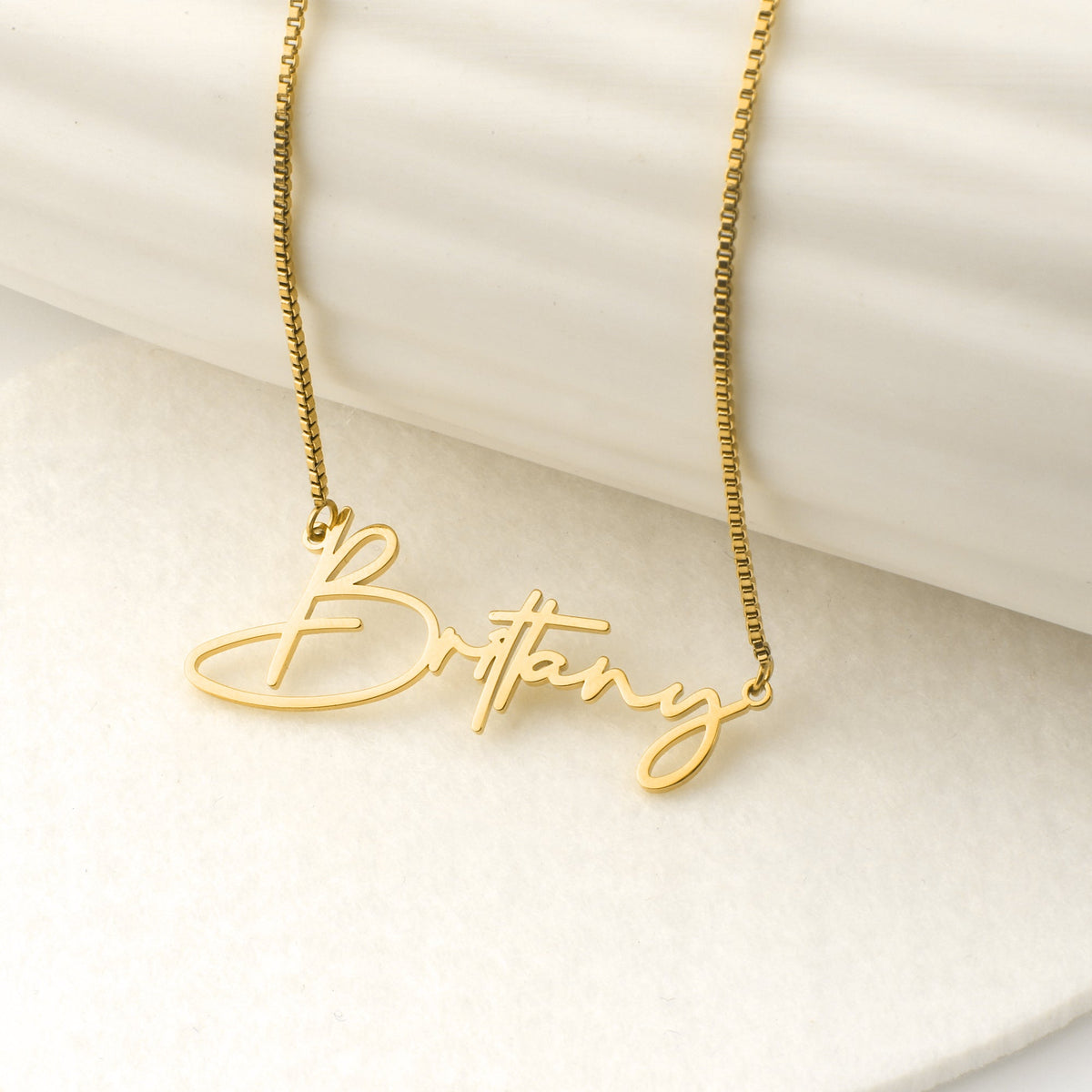 Modern Name Necklace in gold tone, flat lay detail
