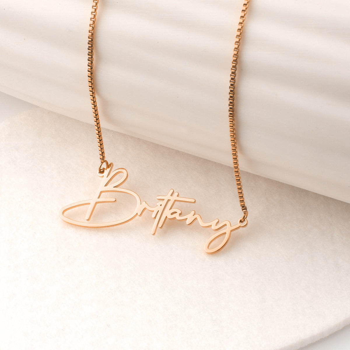 Modern Name Necklace in rose gold tone, flat lay detail