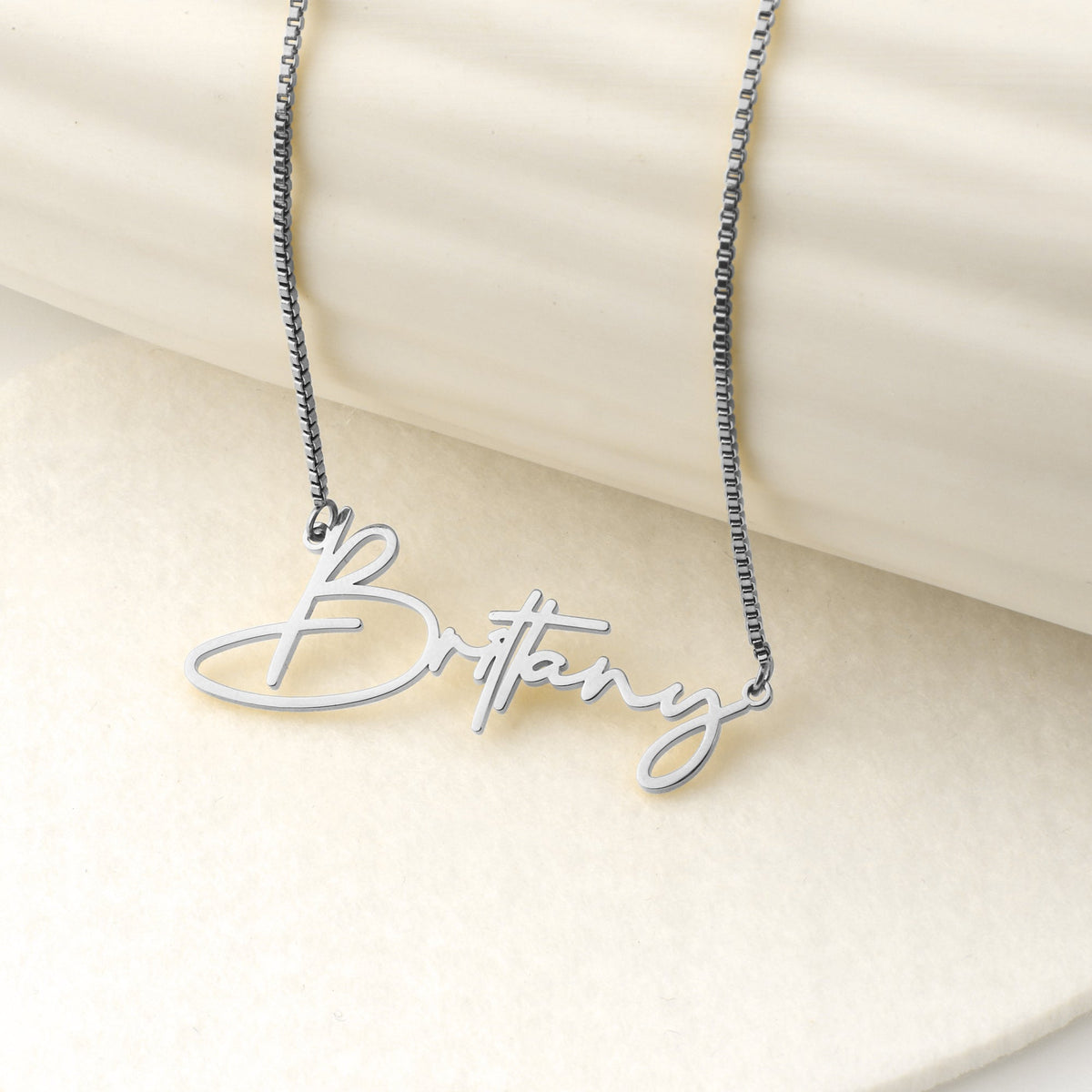 Modern Name Necklace in 925 sterling silver, flat lay detail