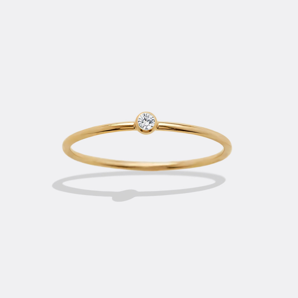Anello impilabile minimalista con castone e pietra portafortuna di aprile