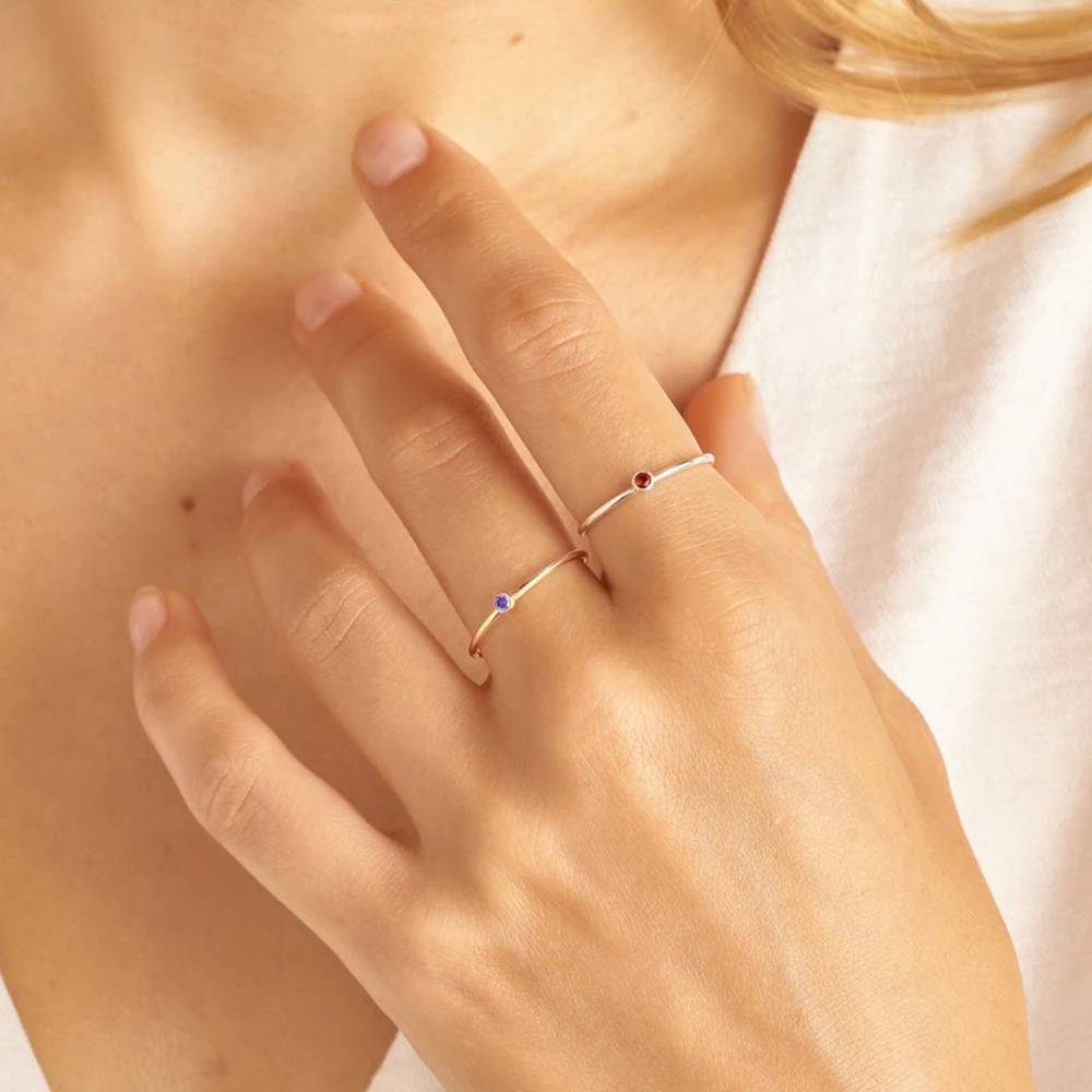 Fascia impilabile minimalista con pietra portafortuna di dicembre incastonata a castone