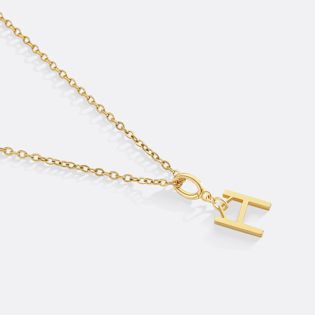 Collana con ciondolo iniziale minimalista