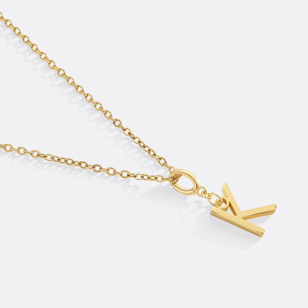 Collana con ciondolo iniziale minimalista