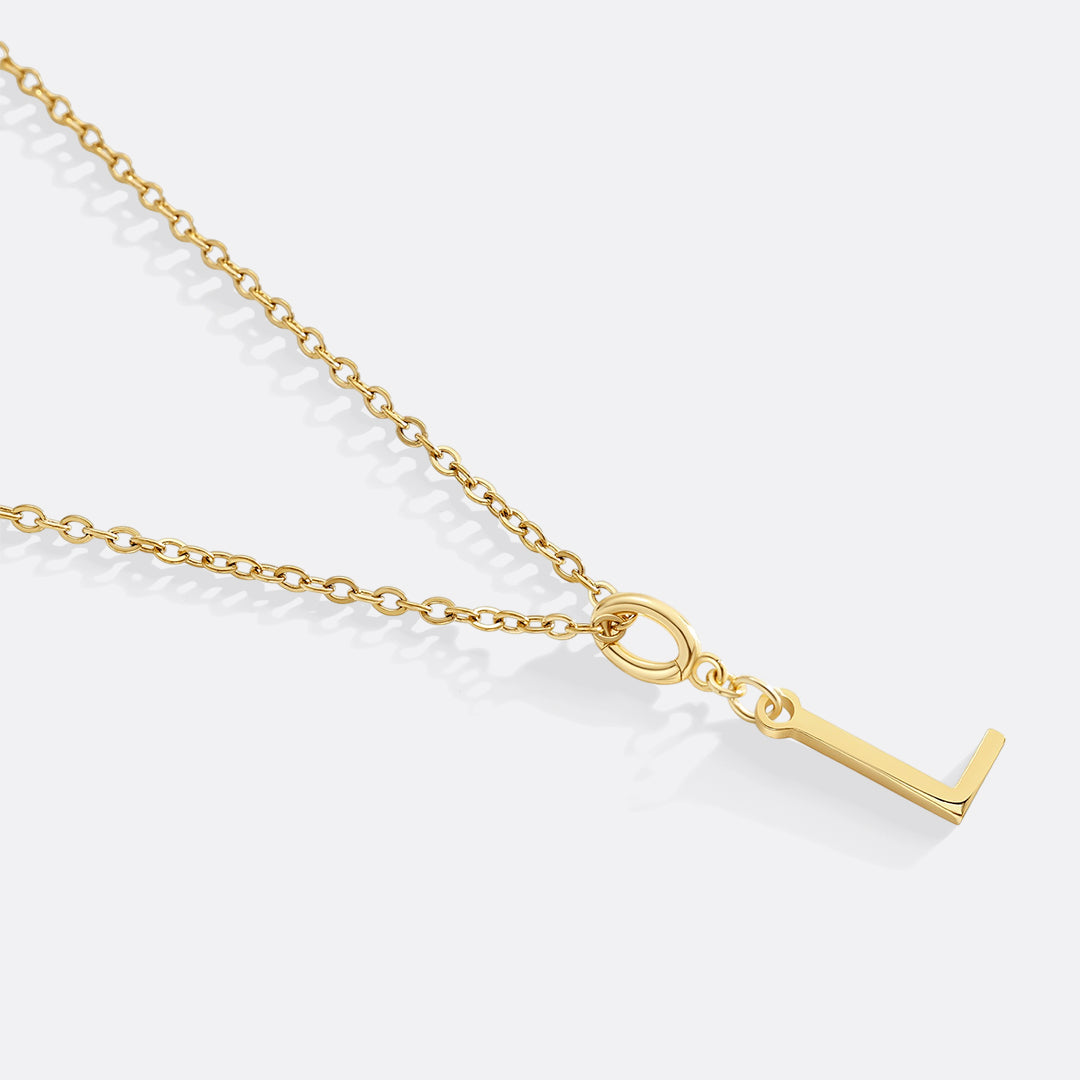 Collana con ciondolo iniziale minimalista