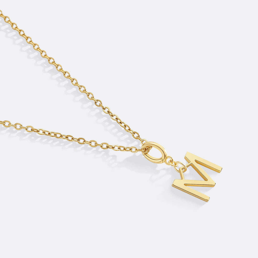 Collana con ciondolo iniziale minimalista