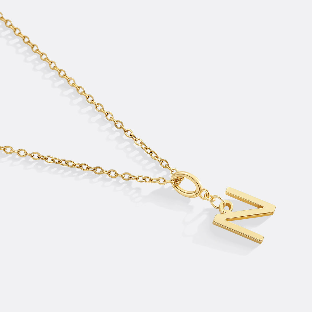 Collana con ciondolo iniziale minimalista