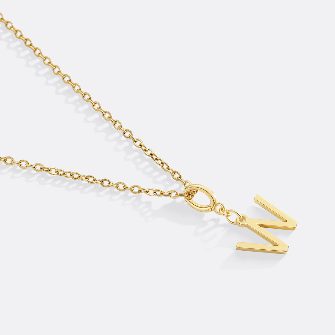 Collana con ciondolo iniziale minimalista