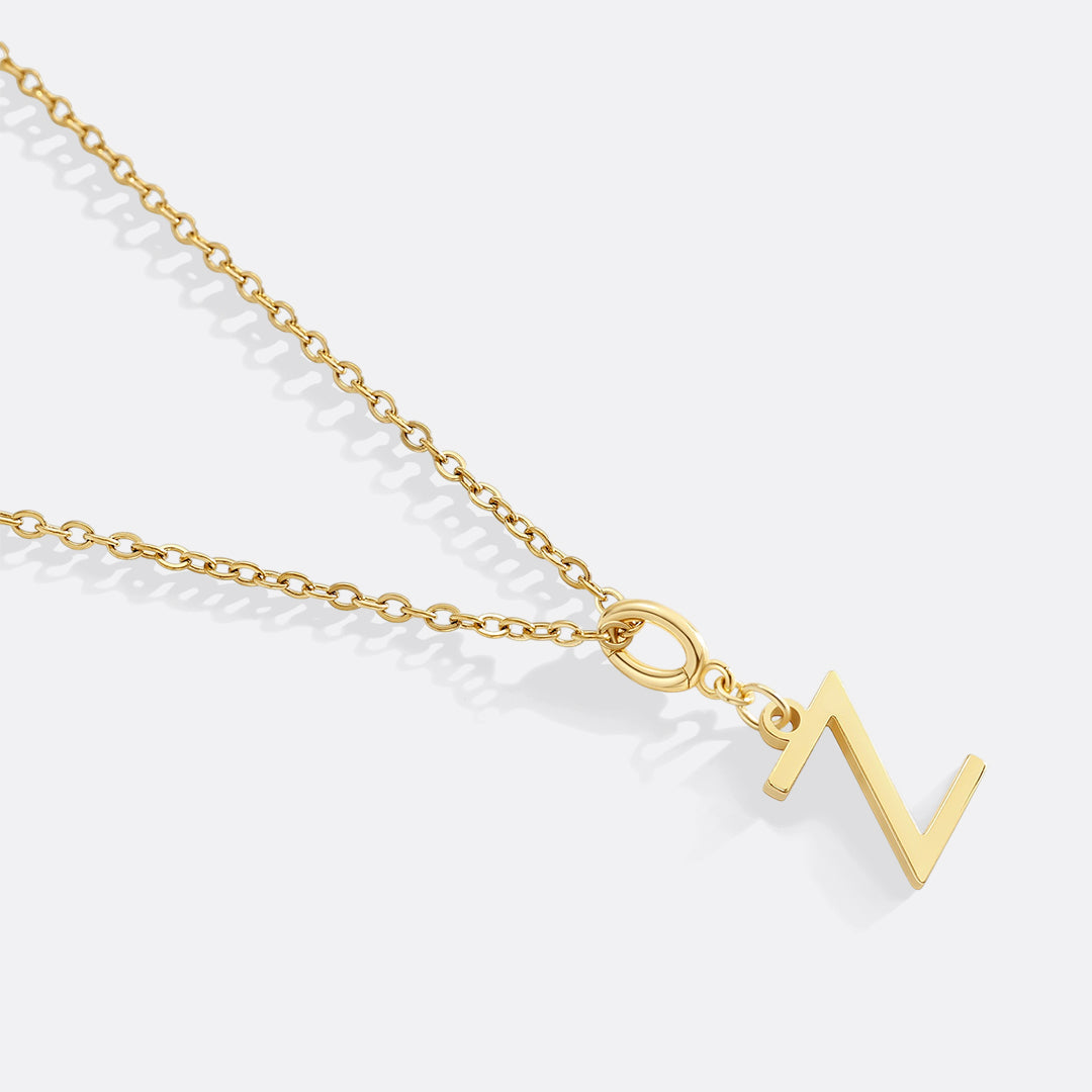 Collana con ciondolo iniziale minimalista