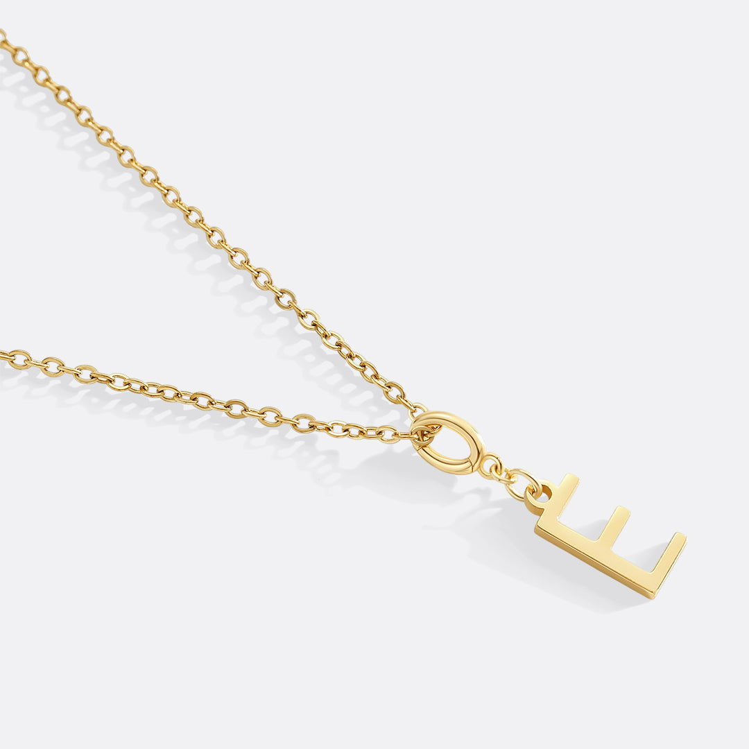 Collana con ciondolo iniziale minimalista