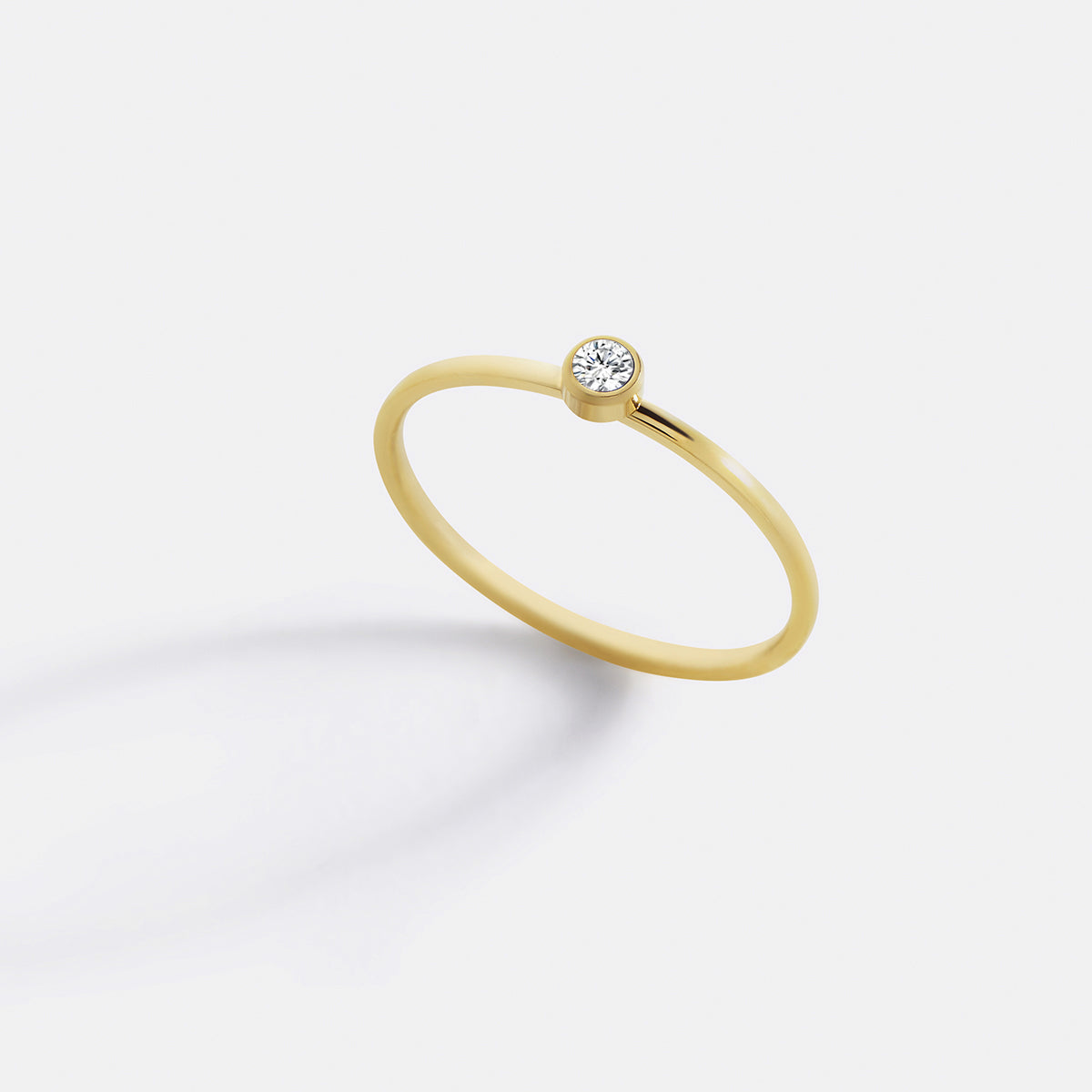Anello impilabile minimalista con castone e pietra portafortuna di aprile