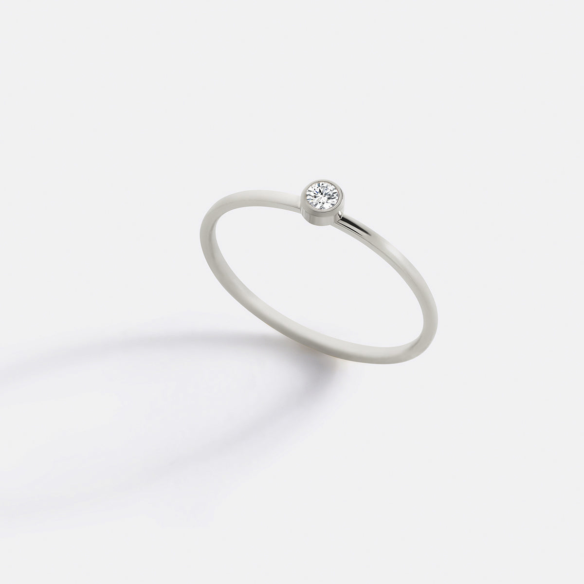 Anello impilabile minimalista con castone e pietra portafortuna di aprile