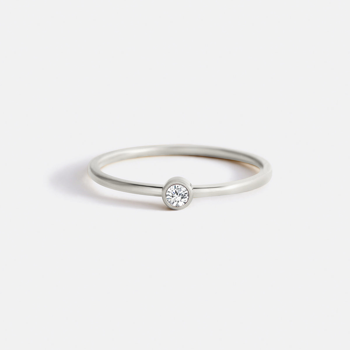 Anello impilabile minimalista con castone e pietra portafortuna di aprile