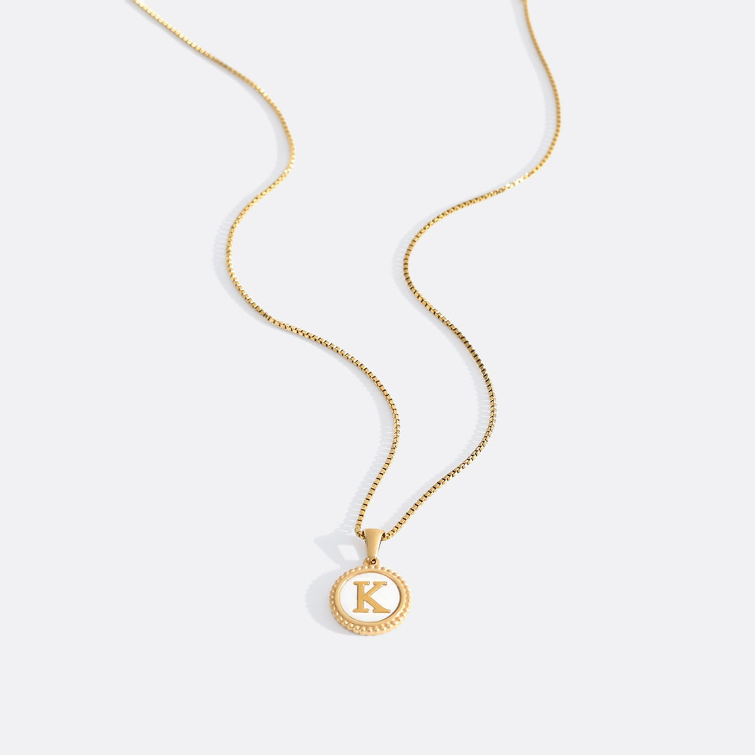 Collana con Lettera a Disco in Madreperla con Catena Box