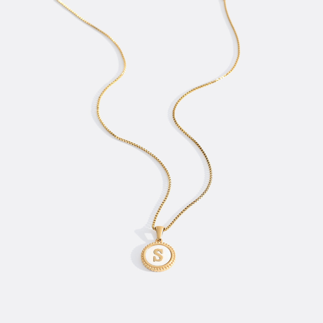 Collana con Lettera a Disco in Madreperla con Catena Box