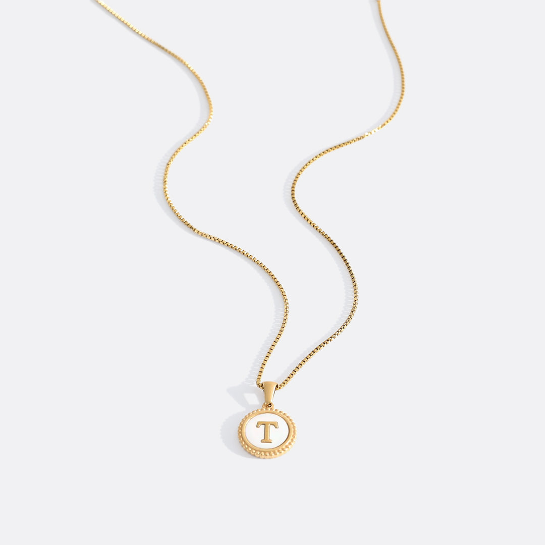 Collana con Lettera a Disco in Madreperla con Catena Box
