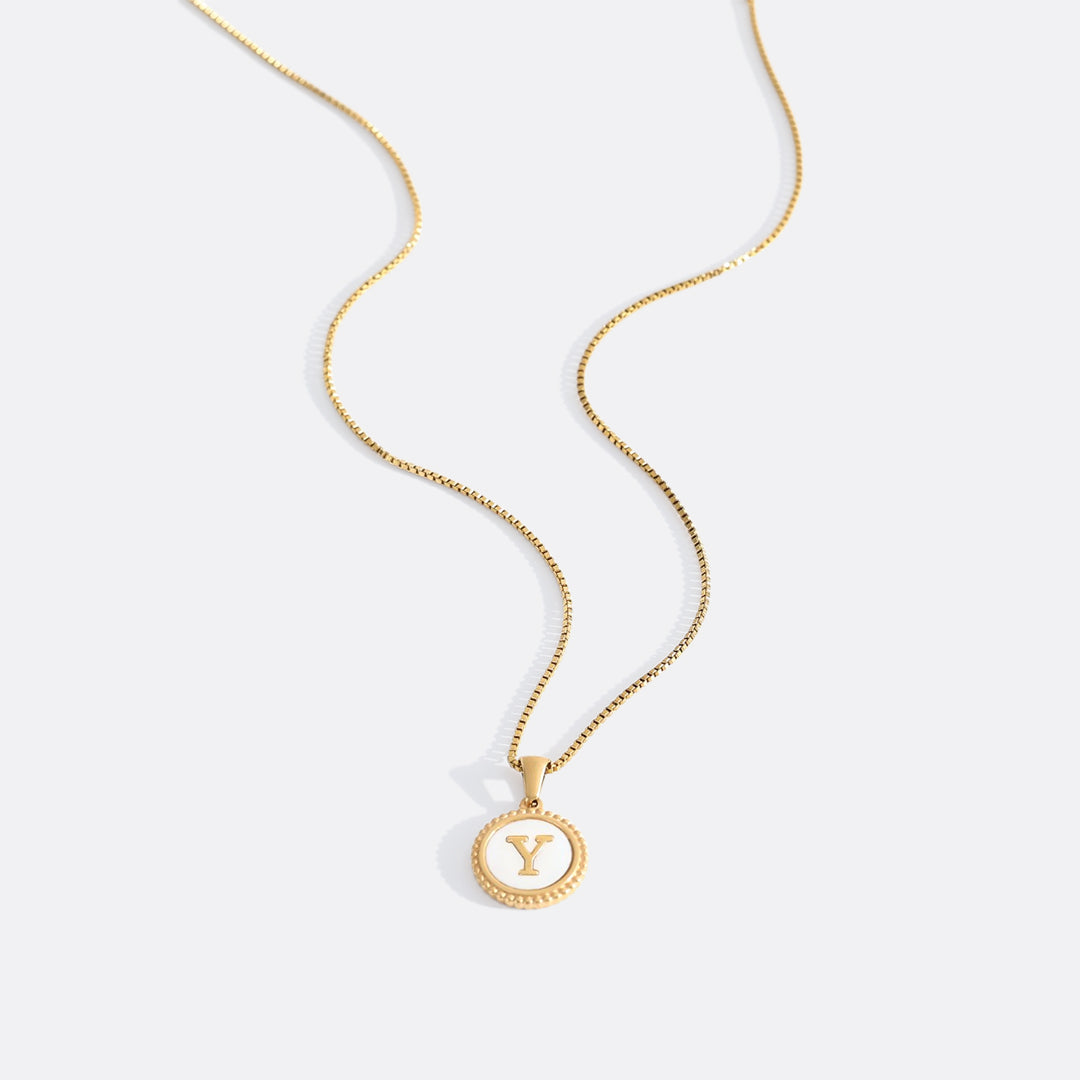 Collana con Lettera a Disco in Madreperla con Catena Box