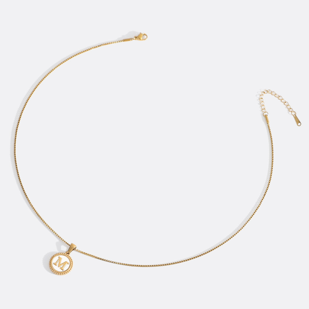 Collana con Lettera a Disco in Madreperla con Catena Box