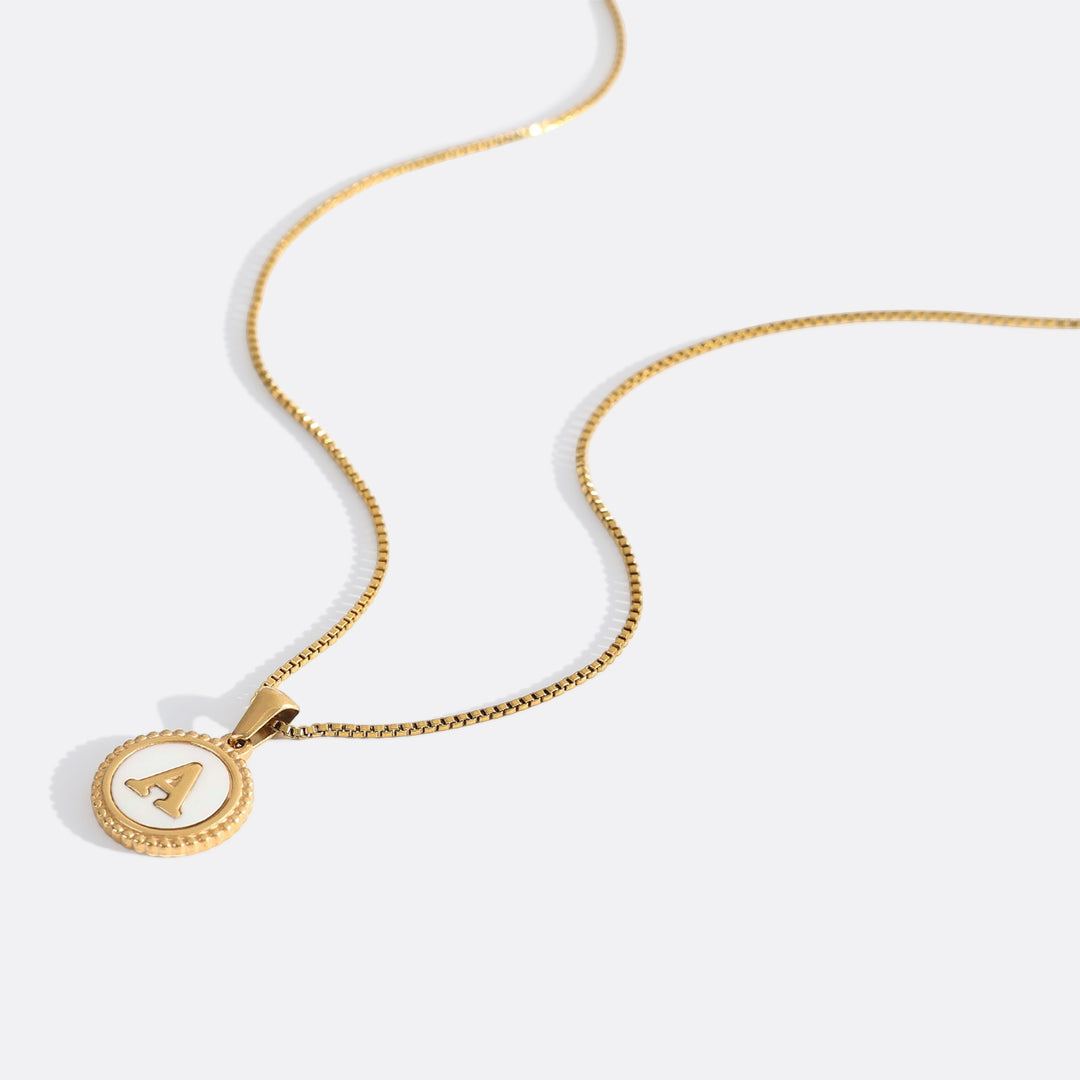Collana con Lettera a Disco in Madreperla con Catena Box