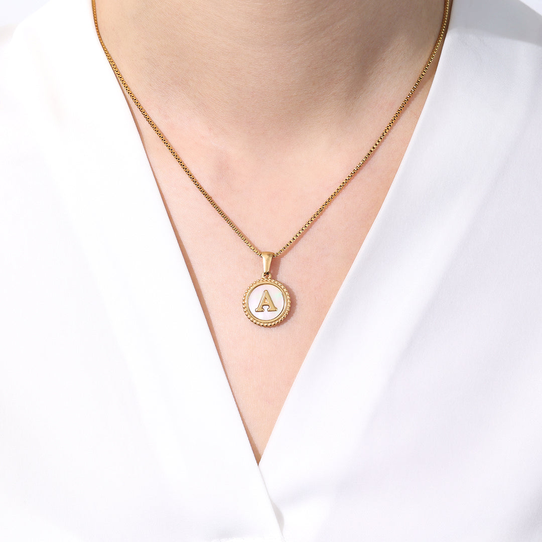 Collana con Lettera a Disco in Madreperla con Catena Box