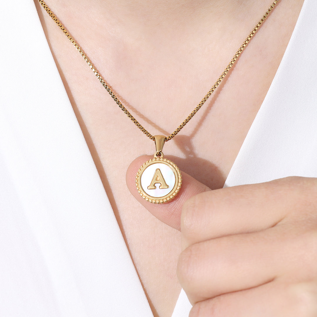 Collana con Lettera a Disco in Madreperla con Catena Box