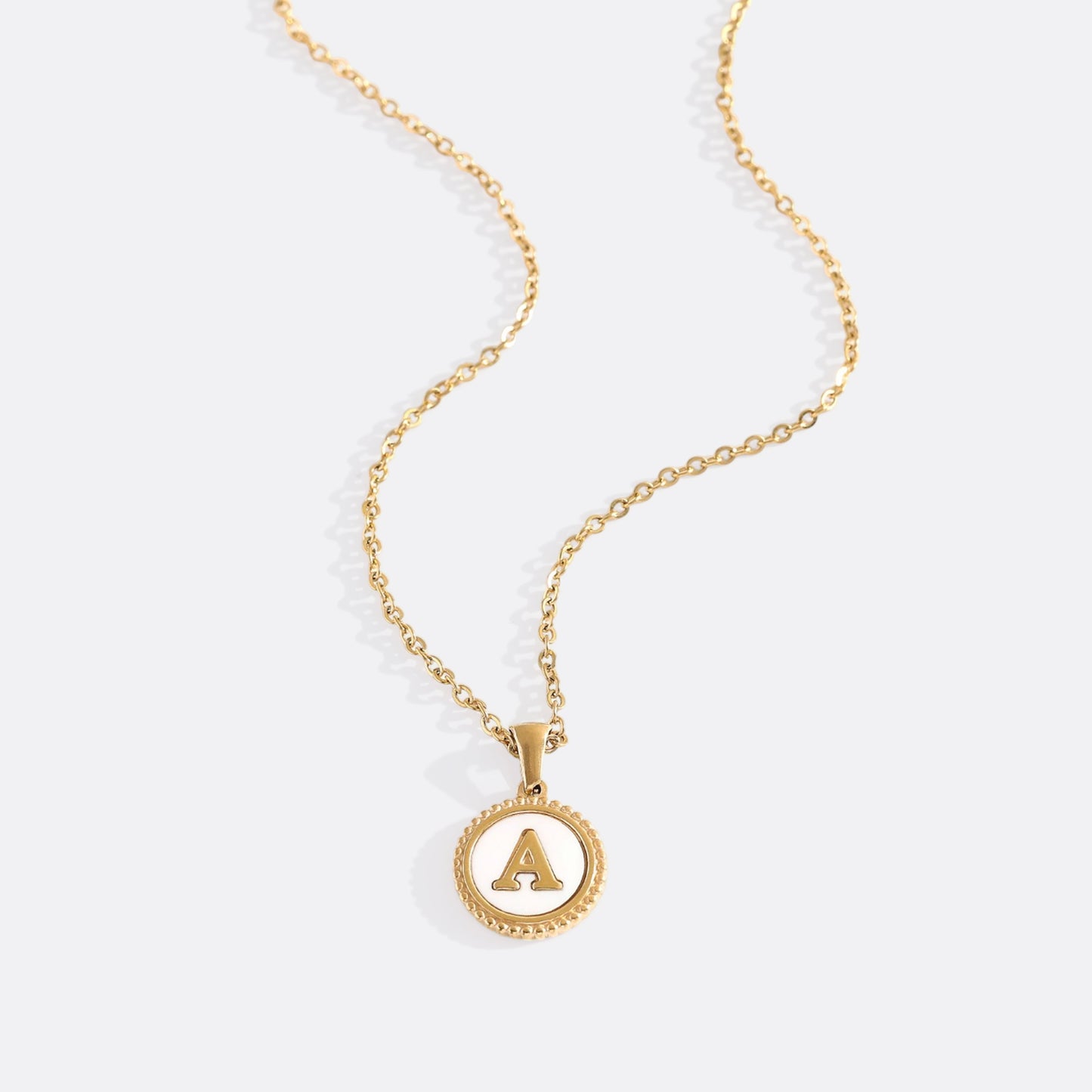 Collana con lettera a disco in madreperla con catena a maglie