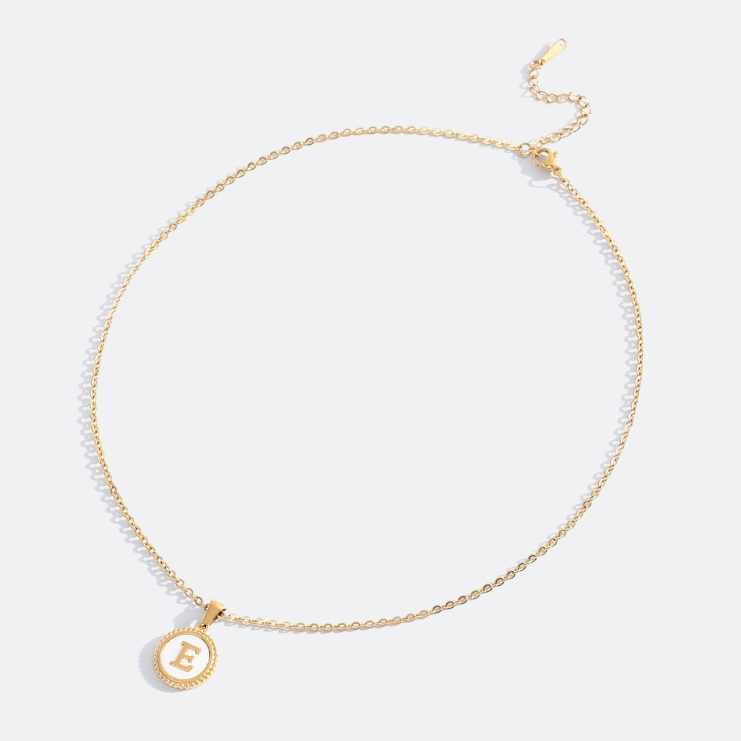 Collana con lettera a disco in madreperla con catena a maglie