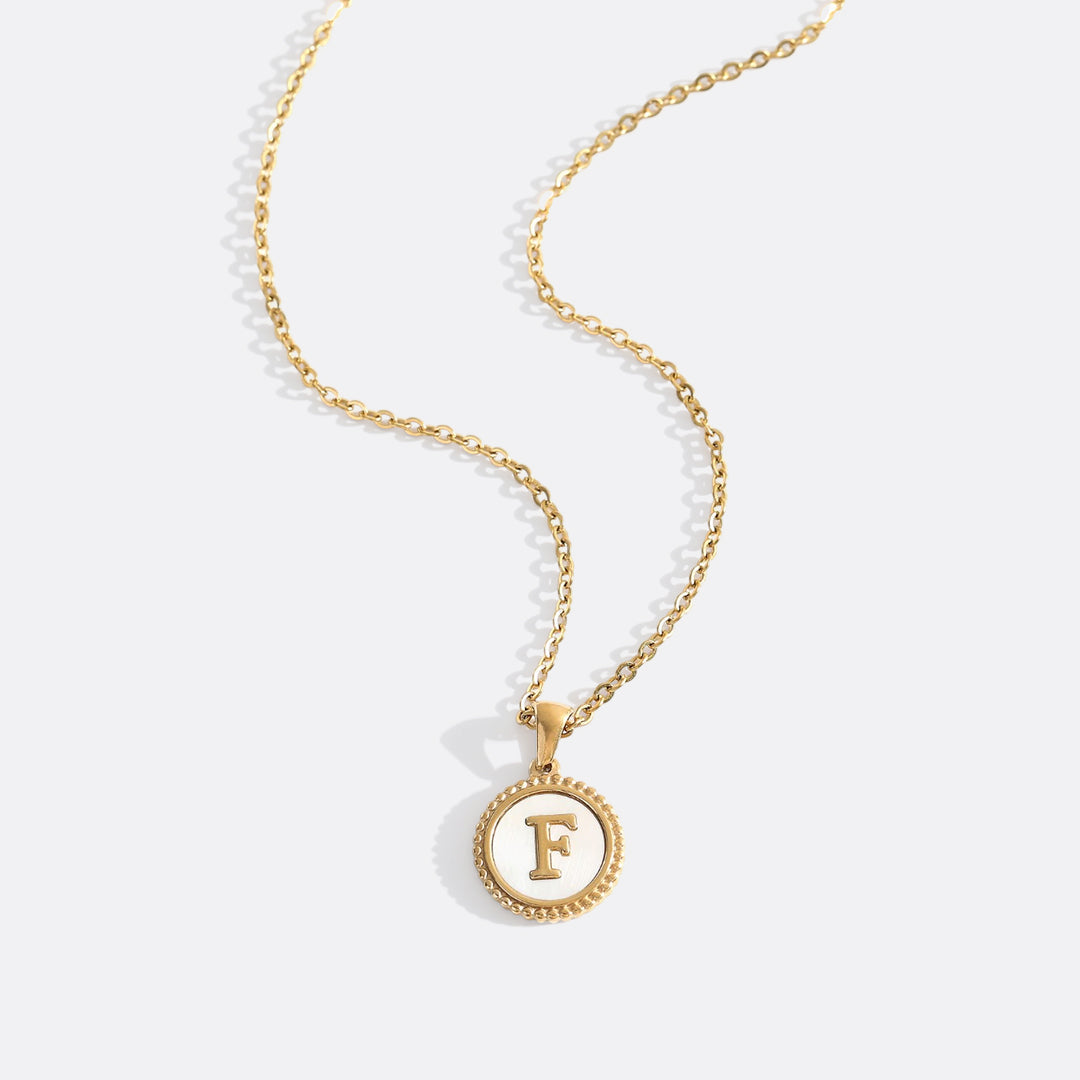 Collana con lettera a disco in madreperla con catena a maglie