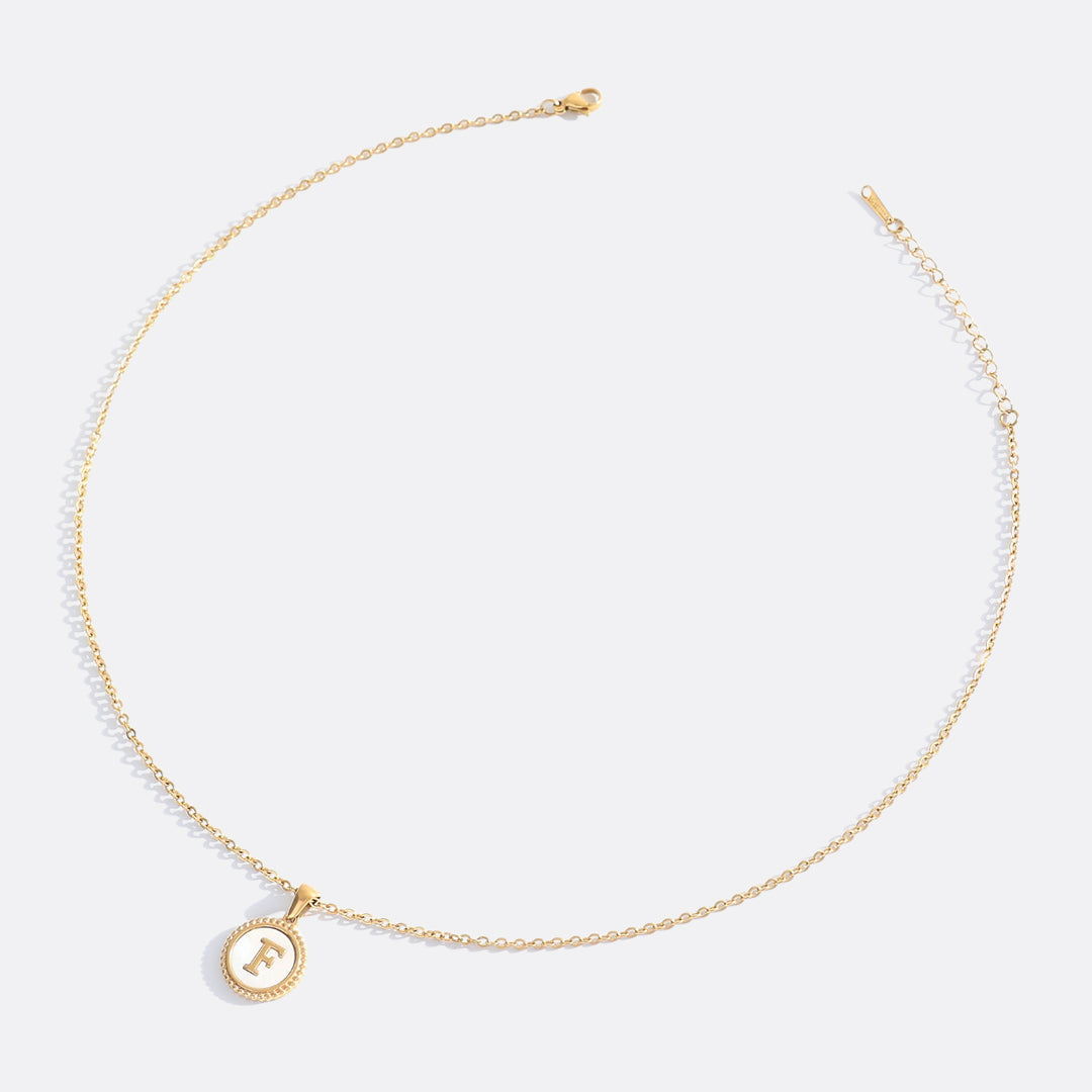 Collana con lettera a disco in madreperla con catena a maglie
