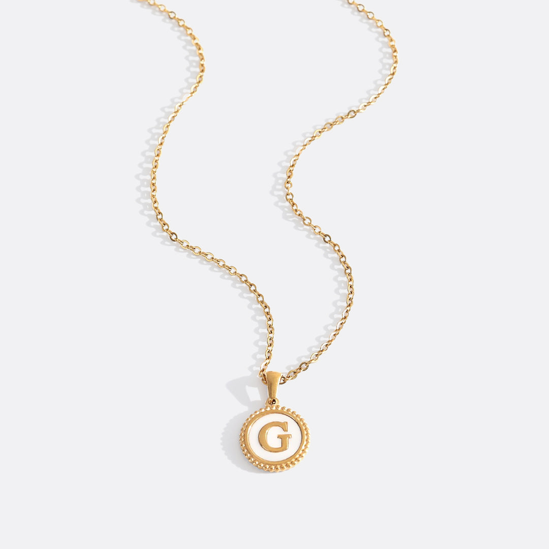 Collana con lettera a disco in madreperla con catena a maglie