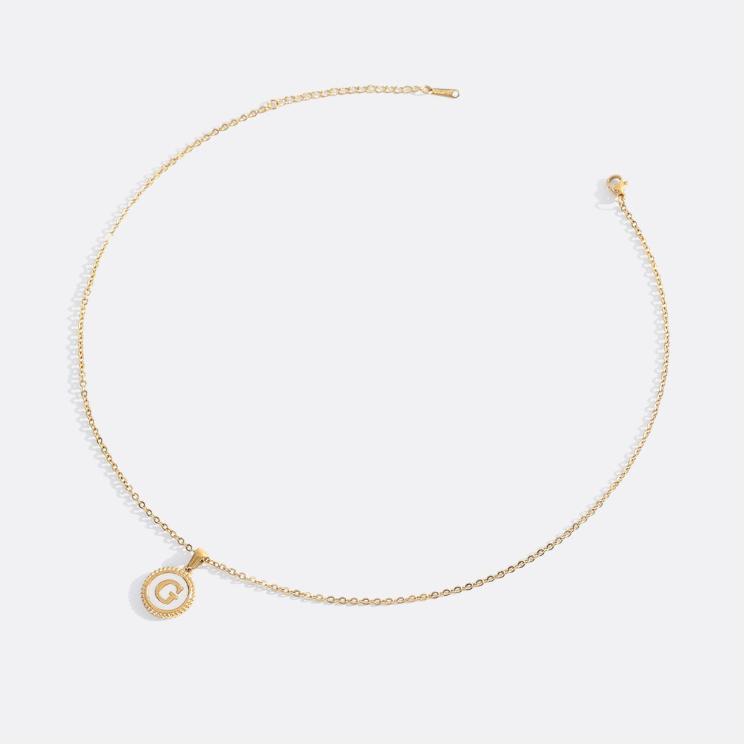 Collana con lettera a disco in madreperla con catena a maglie