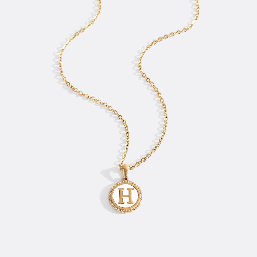 Collana con lettera a disco in madreperla con catena a maglie