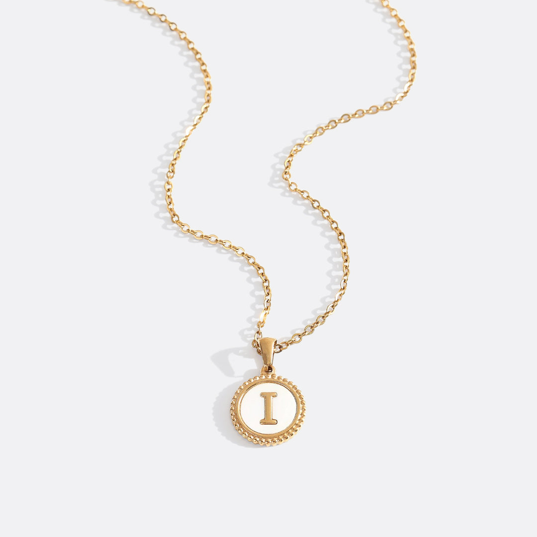 Collana con lettera a disco in madreperla con catena a maglie