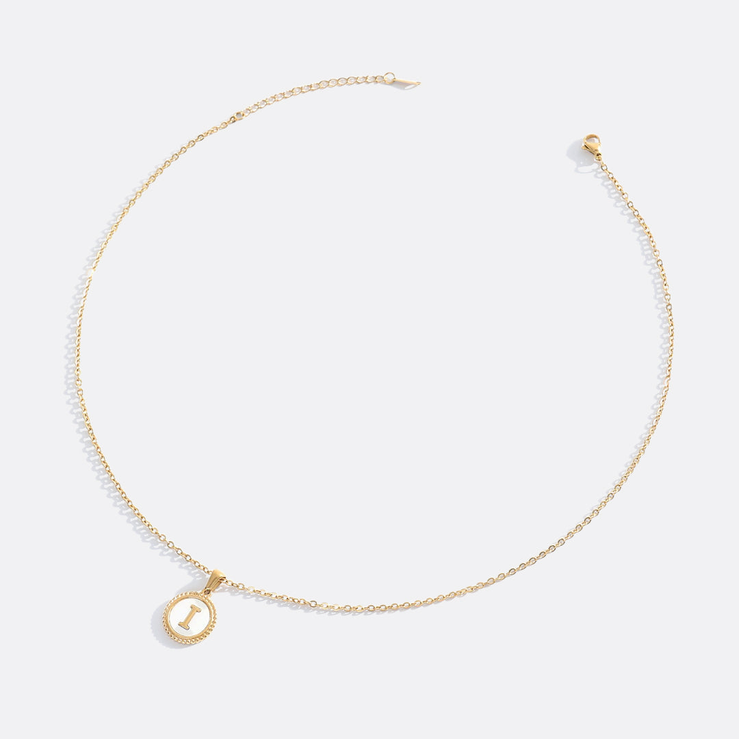 Collana con lettera a disco in madreperla con catena a maglie