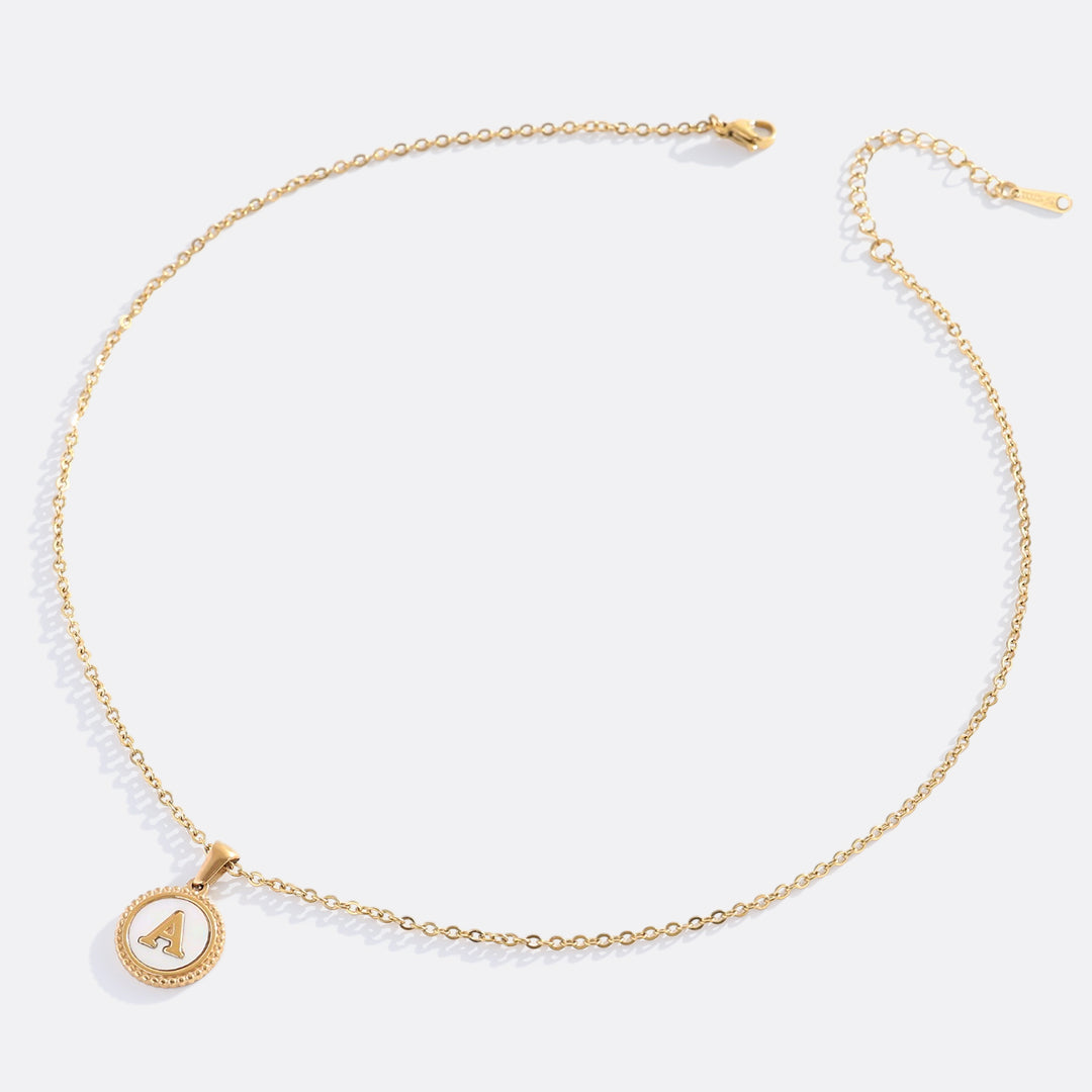Collana con lettera a disco in madreperla con catena a maglie