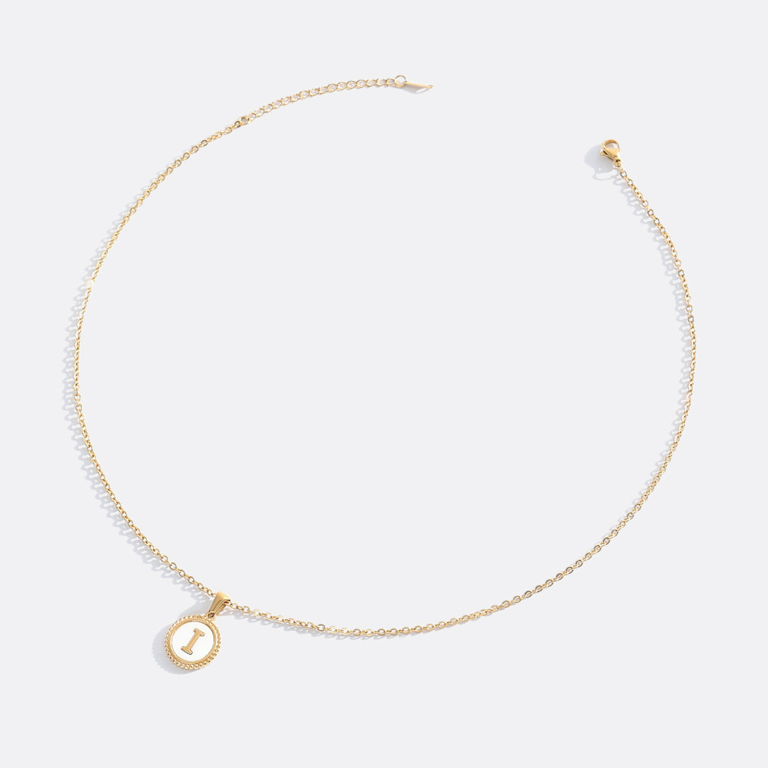 Collana con lettera a disco in madreperla con catena a maglie