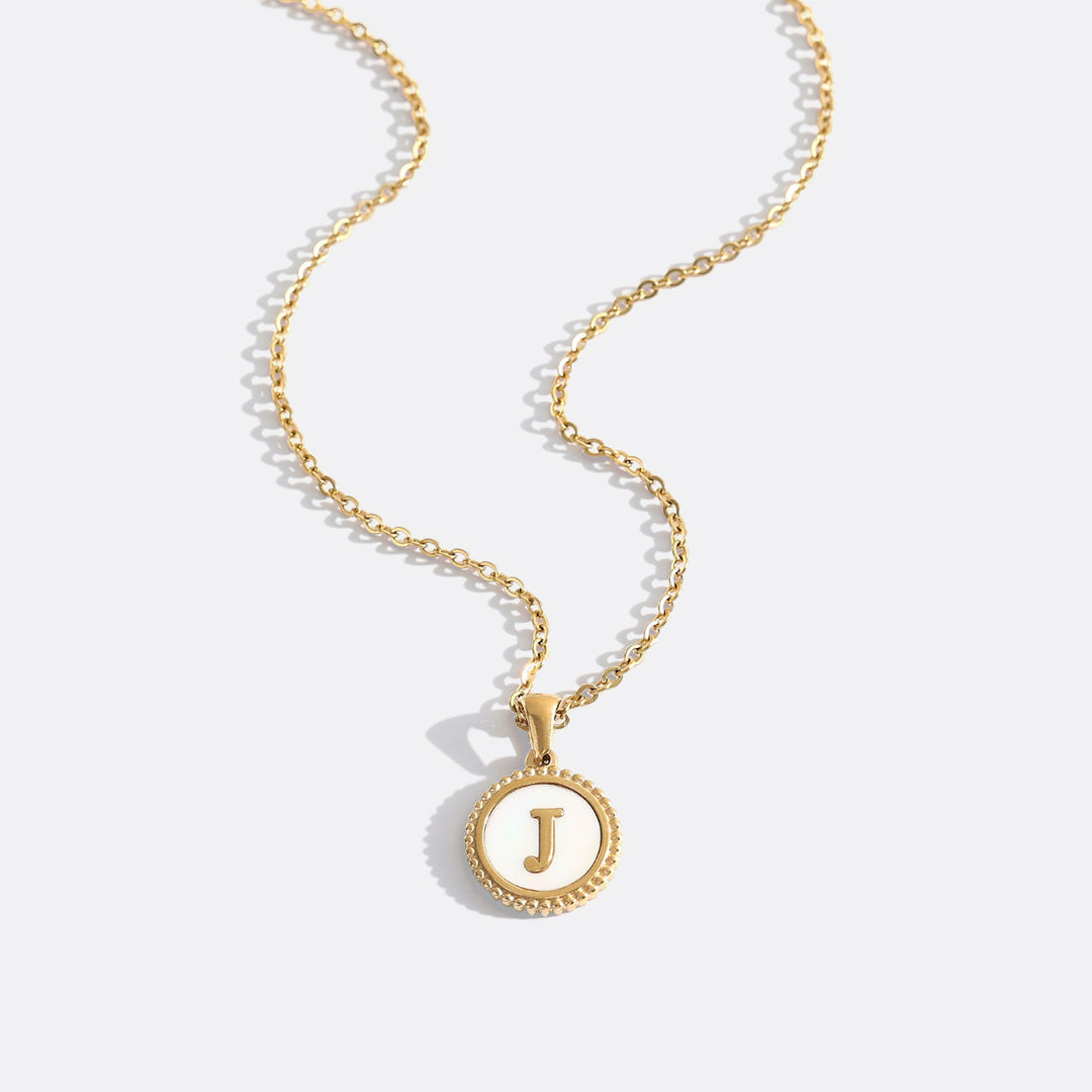 Collana con lettera a disco in madreperla con catena a maglie