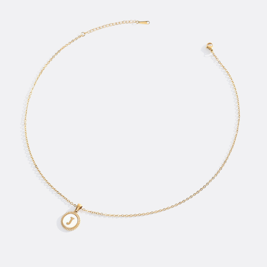 Collana con lettera a disco in madreperla con catena a maglie