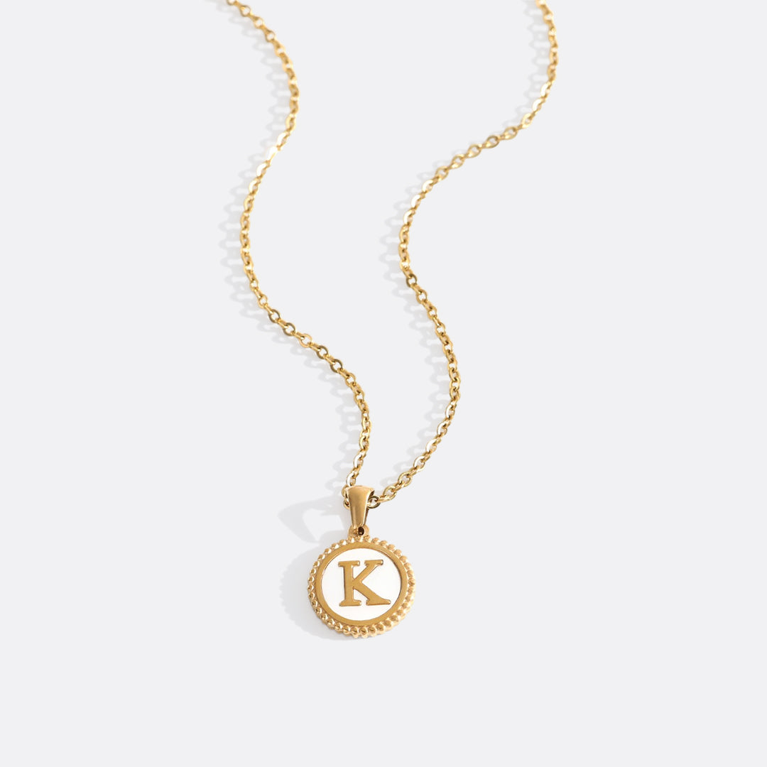 Collana con lettera a disco in madreperla con catena a maglie