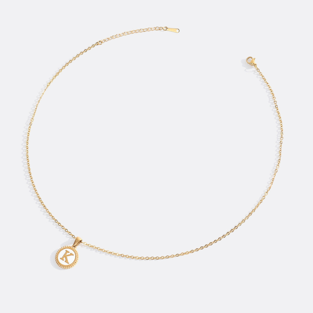 Collana con lettera a disco in madreperla con catena a maglie