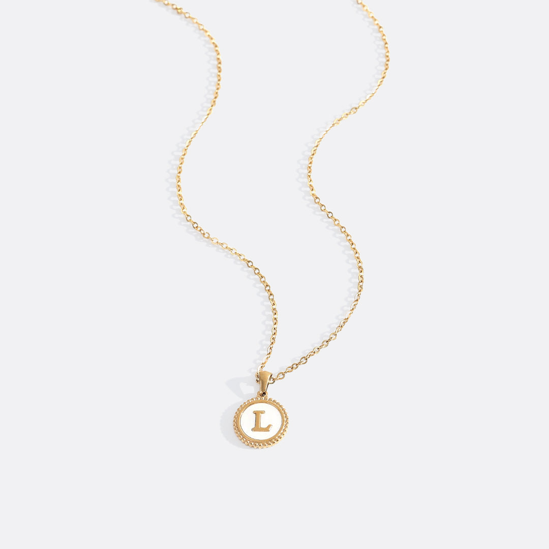 Collana con lettera a disco in madreperla con catena a maglie