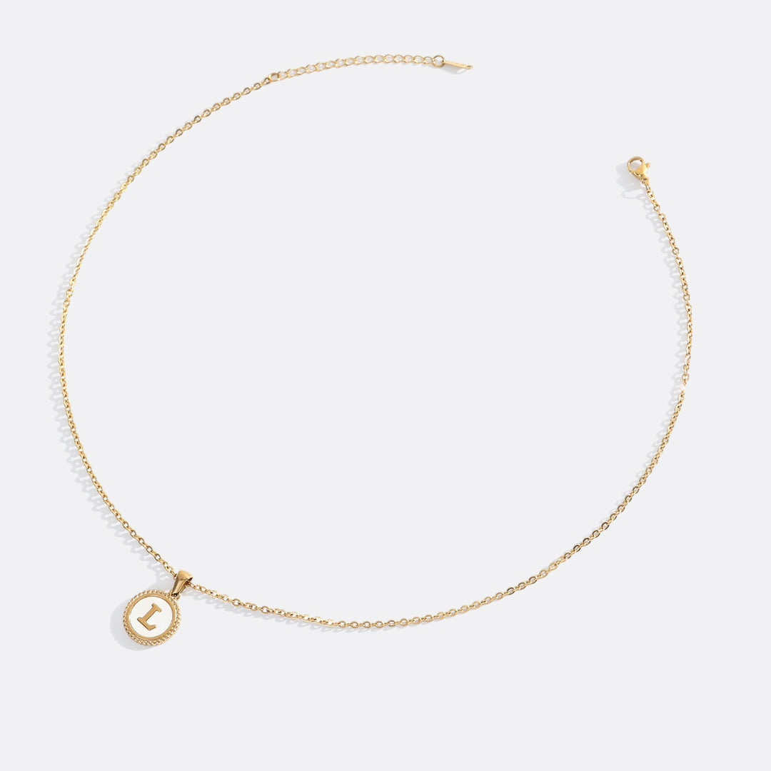 Collana con lettera a disco in madreperla con catena a maglie
