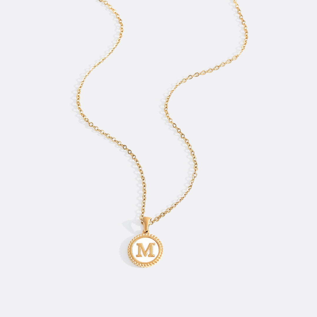 Collana con lettera a disco in madreperla con catena a maglie