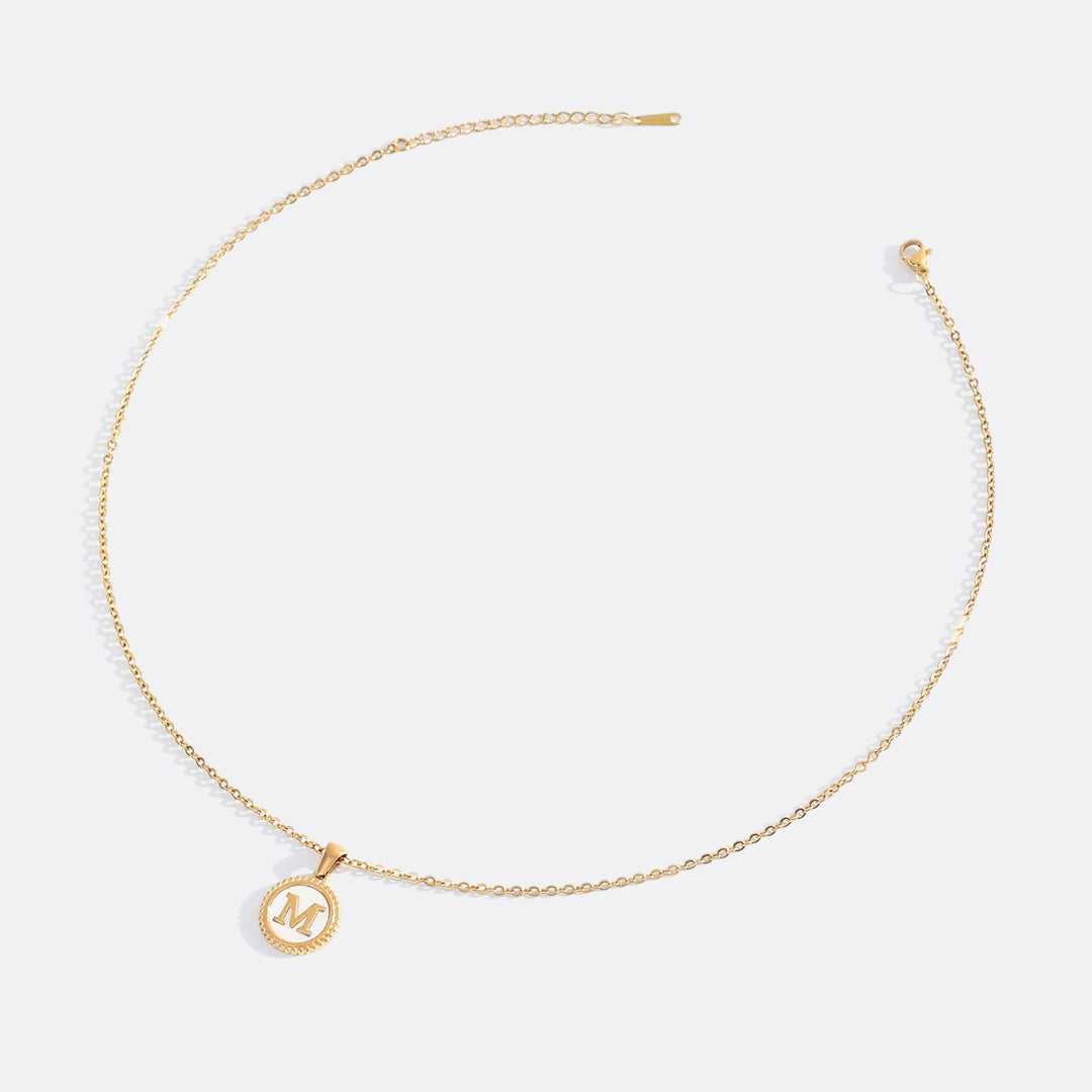 Collana con lettera a disco in madreperla con catena a maglie