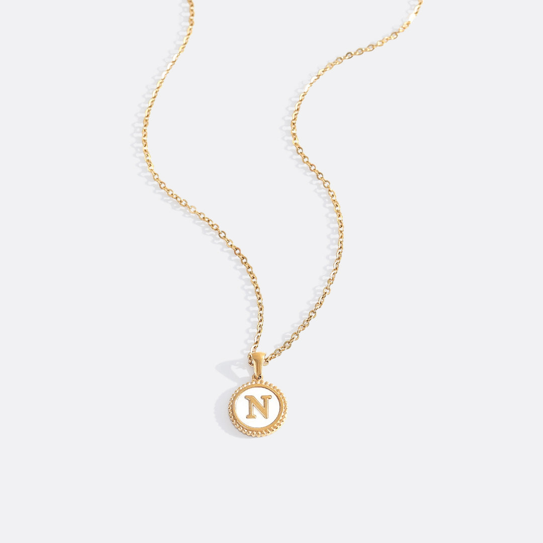 Collana con lettera a disco in madreperla con catena a maglie