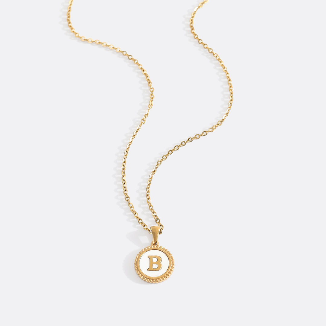 Collana con lettera a disco in madreperla con catena a maglie