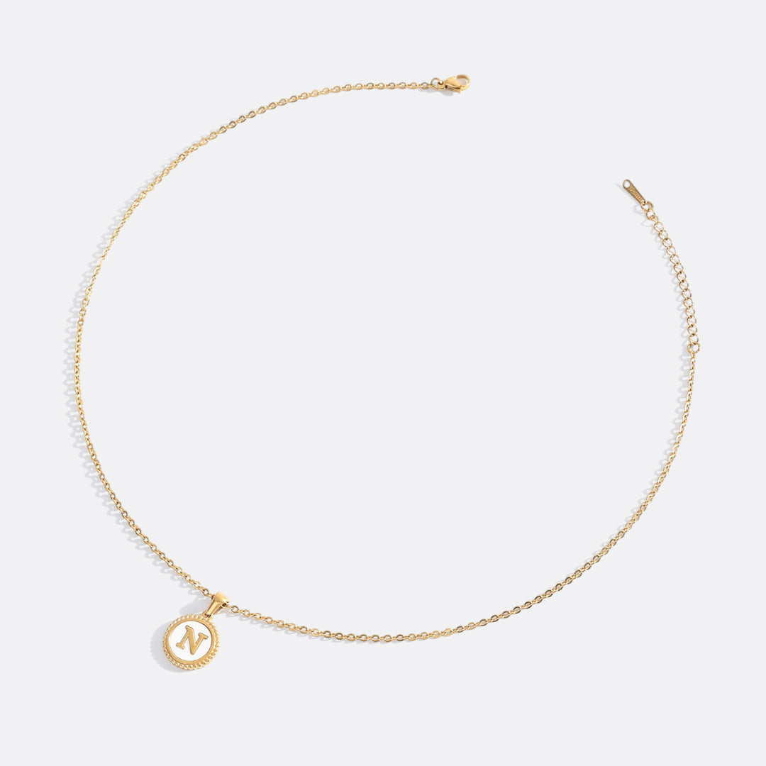 Collana con lettera a disco in madreperla con catena a maglie