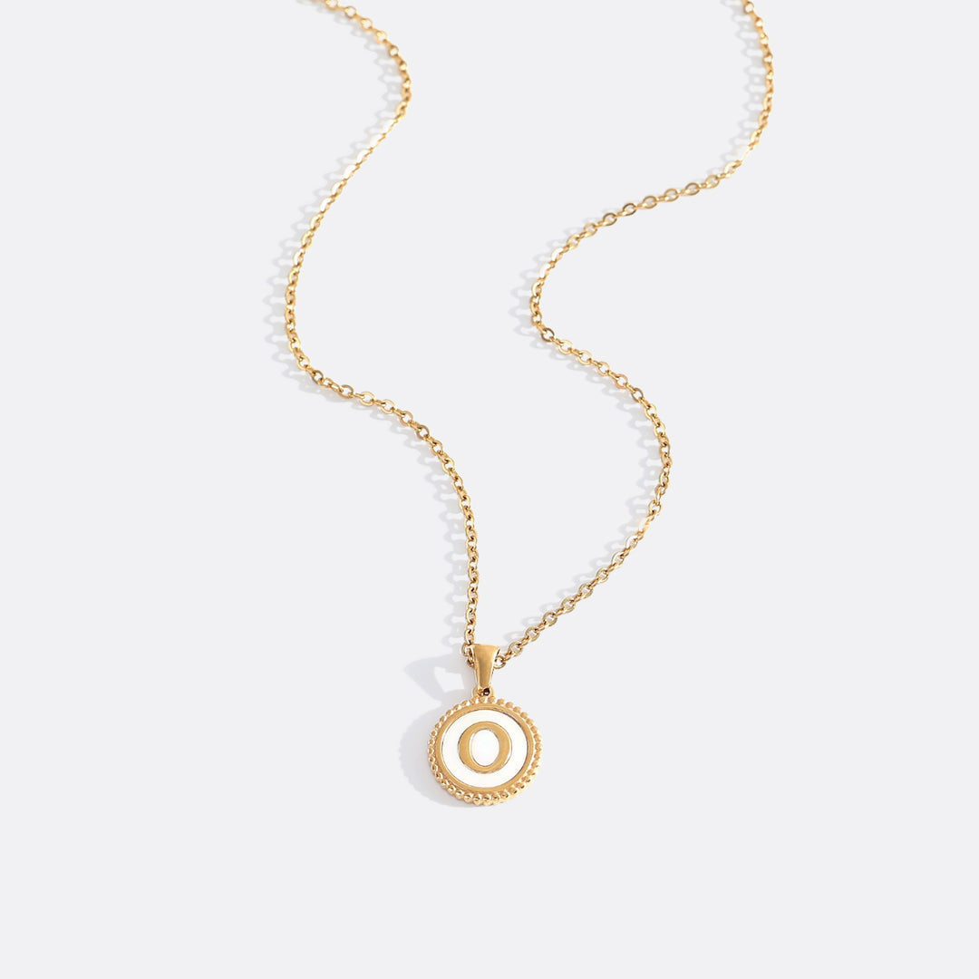 Collana con lettera a disco in madreperla con catena a maglie