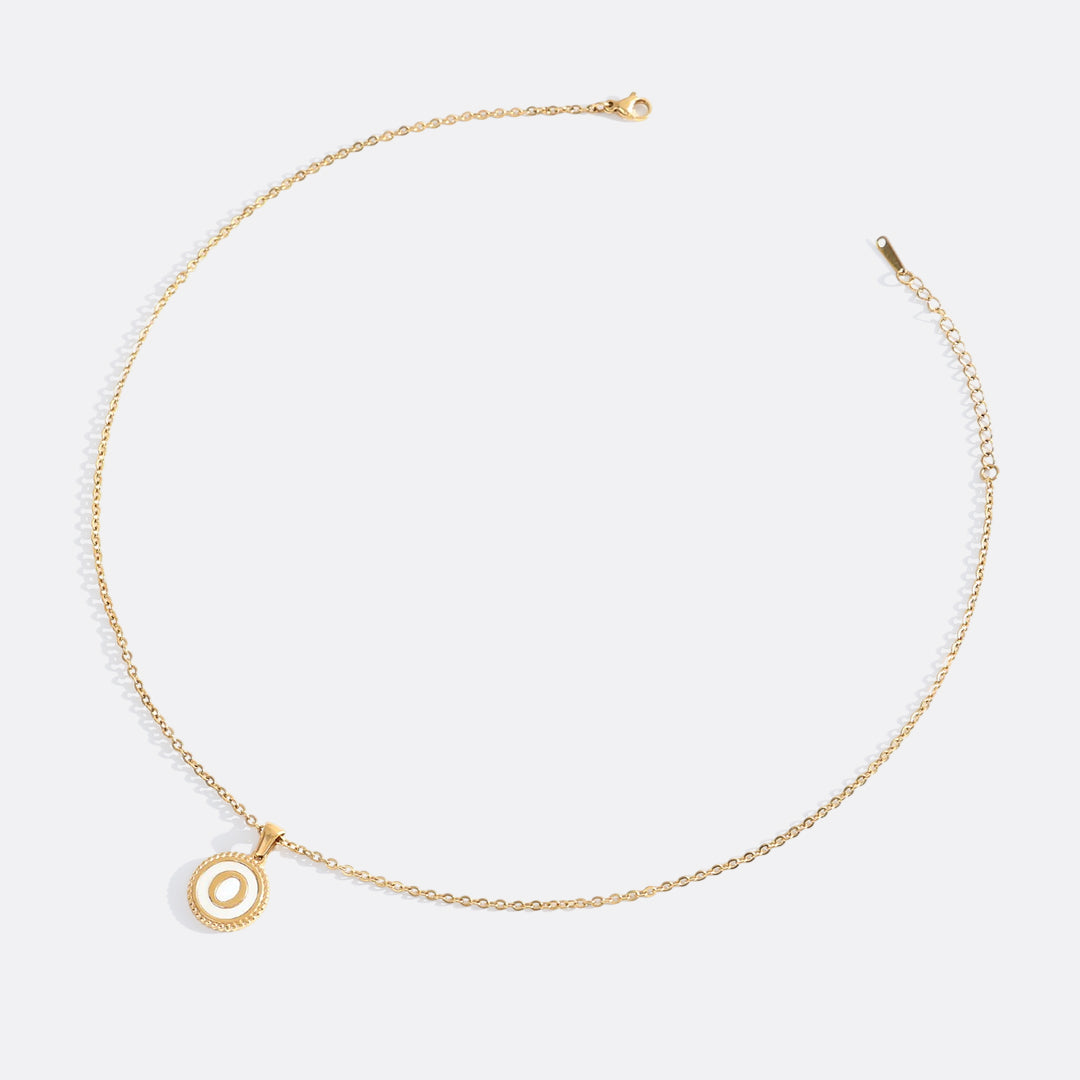 Collana con lettera a disco in madreperla con catena a maglie
