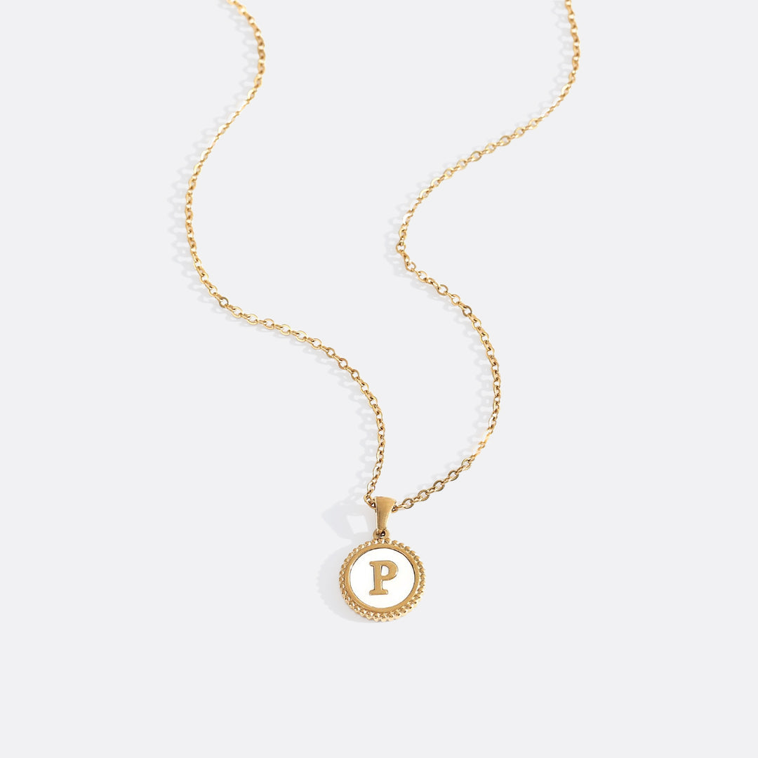 Collana con lettera a disco in madreperla con catena a maglie